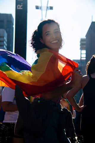 Aporte a PRIDELINES en apoyo a la comunidad LGBT.